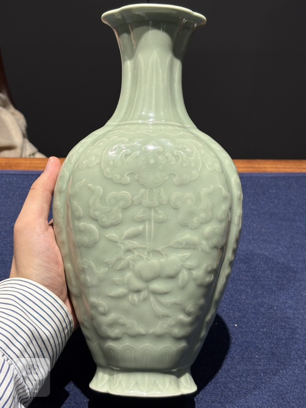 清乾隆 粉青釉模印福寿纹海棠瓶 - 图4